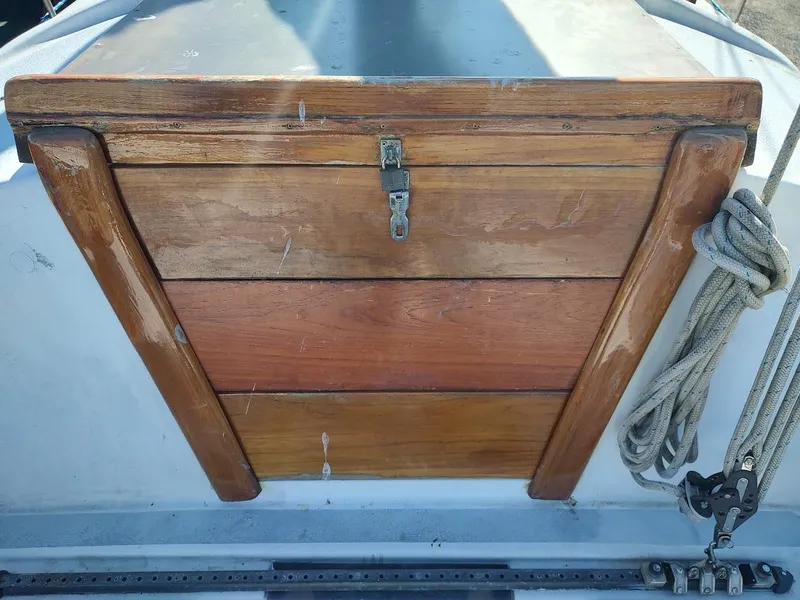Slide: The Image of Wooden hatch of a 1979 Endeavour 32 sailboat with coiled rope beside it. - 33