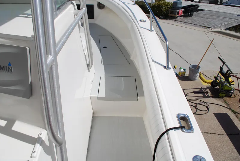 Slide: The Image of 1996 Regulator 26 Classic boat deck with clean white surface and railing. - 30