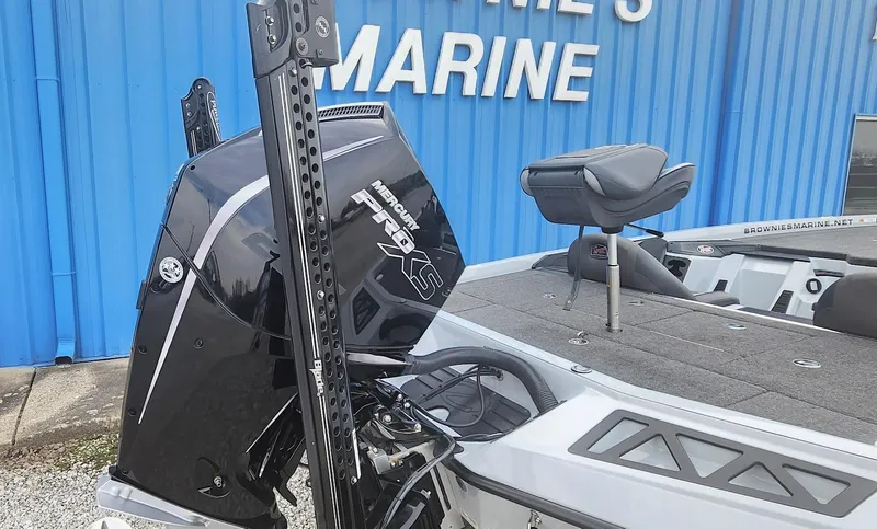Slide: The Image of 2022 Ranger Z519 boat with powerful motor at marine dealership. - 11