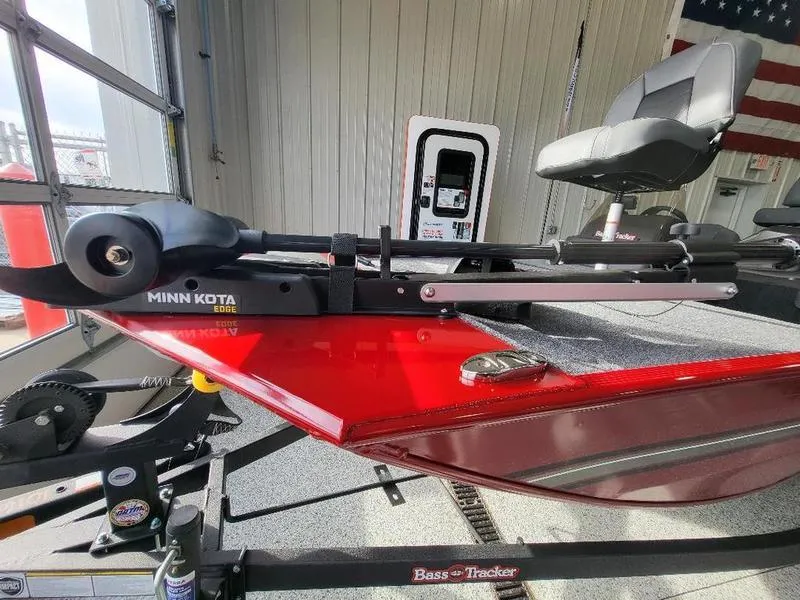 Slide: The Image of 2024 Tracker CLASSIC XL boat with Minn Kota Edge trolling motor. - 3