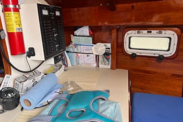 Slide: The Image of Interior of a 2000 Tumbleweed/Tony Skidmore 36 Cutter with navigation equipment. - 17