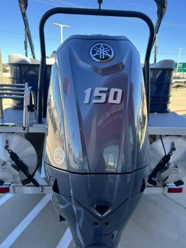 Slide: The Image of 2024 Veranda VISTA VIEW 22RC with Yamaha 150 outboard motor. - 17