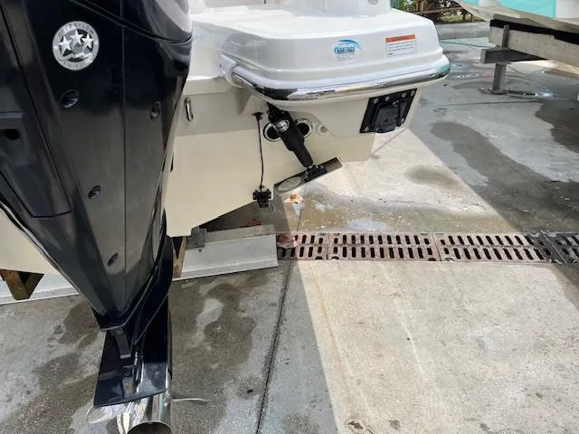 Slide: The Image of 2018 Boston Whaler 270 Vantage boat stern with outboard motor. - 41