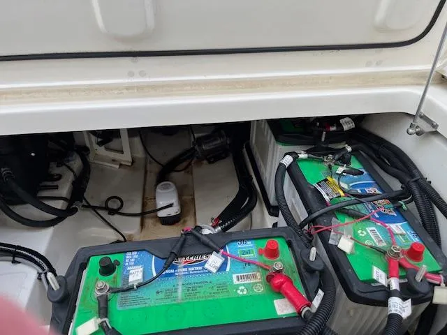 Slide: The Image of Boston Whaler 270 Vantage 2018 - 51