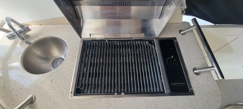 Slide: The Image of Outdoor grill and sink on 2008 Sea Ray 350 Sundancer boat. - 11