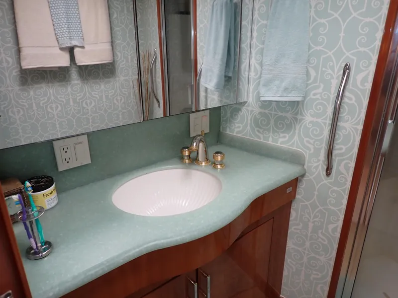 Slide: The Image of Hatteras 60 SOMETHING FISHY - Master Head - 10