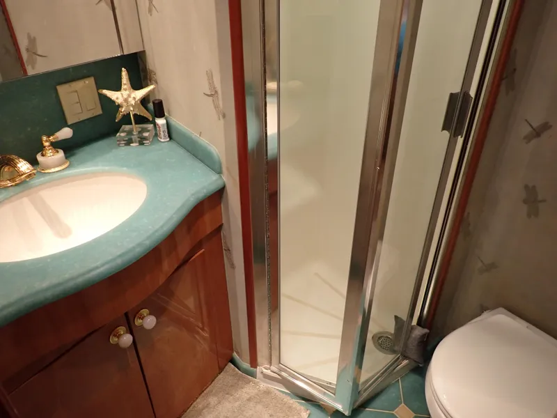 Slide: The Image of Hatteras 60 SOMETHING FISHY - VIP Head - 15