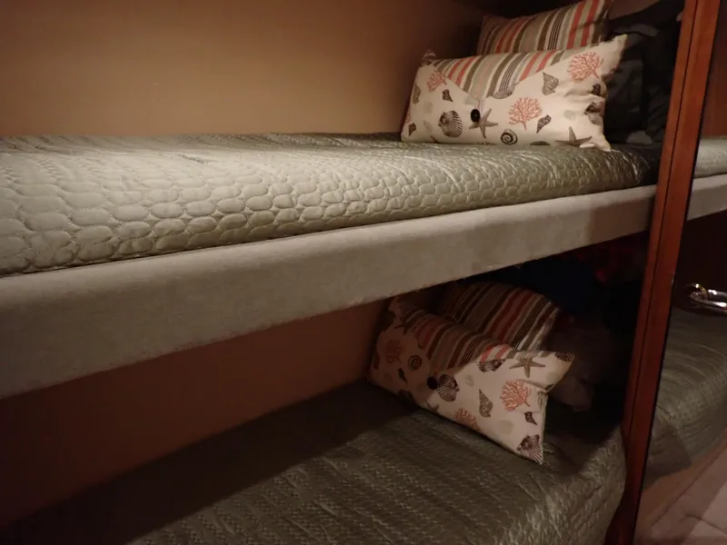 Slide: The Image of Hatteras 60 SOMETHING FISHY - Guest Stateroom Bunks - 16