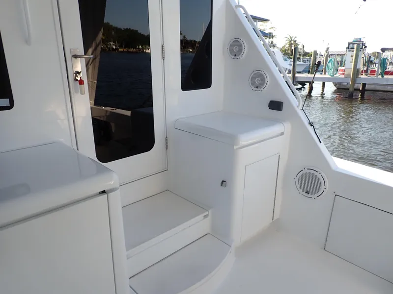 Slide: The Image of Hatteras 60 SOMETHING FISHY - Cockpit - 21