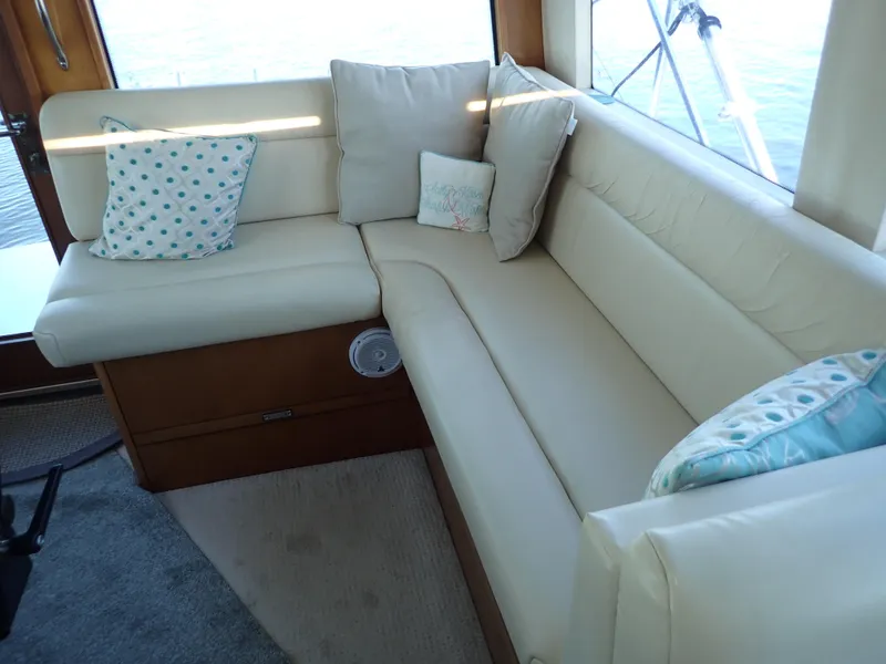 Slide: The Image of Hatteras 60 SOMETHING FISHY - Enclosed Flybridge Seating - 25