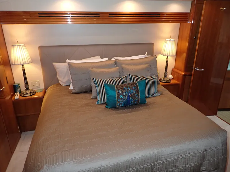 Slide: The Image of Hatteras 60 SOMETHING FISHY - Master Stateroom Berth - 7