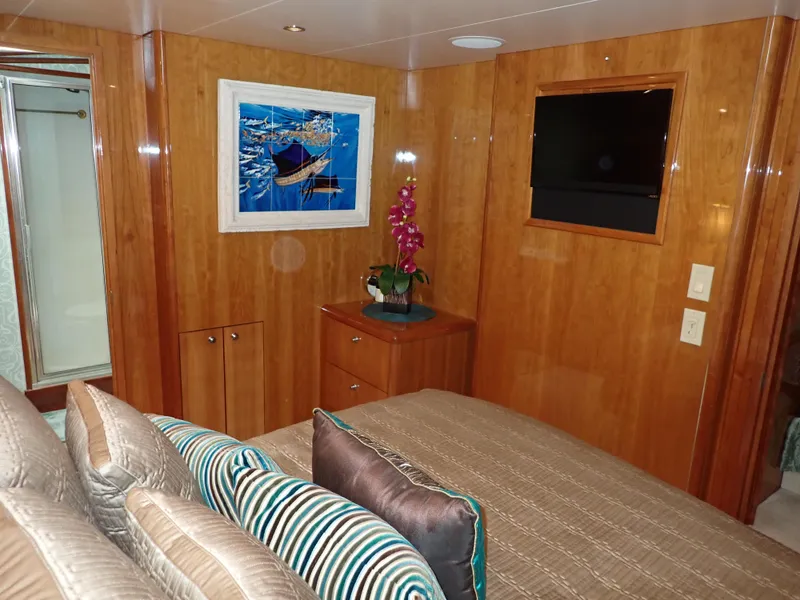 Slide: The Image of Hatteras 60 SOMETHING FISHY - Master TV - 8