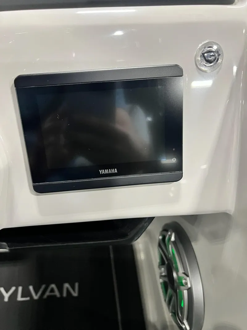 Slide: The Image of Yamaha display and speaker on 2024 Sylvan G5 CLZ DC Arch Tritoon boat. - 44
