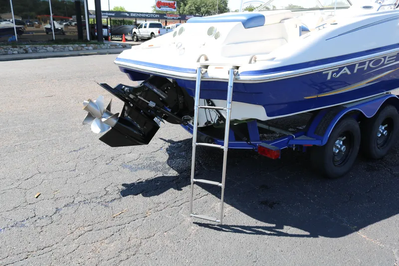 Slide: The Image of 2007 Tahoe Q6 SF boat with ladder and dual-axle trailer. - 10
