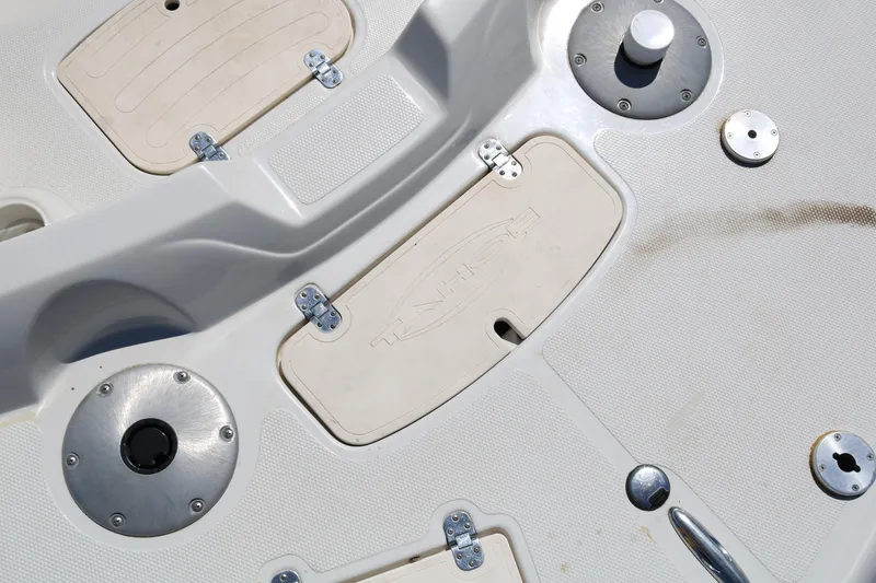 Slide: The Image of 2007 Tahoe Q6 SF boat deck with storage compartments and fixtures. - 29