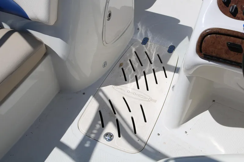 Slide: The Image of 2007 Tahoe Q6 SF boat interior with seating and floor details. - 31