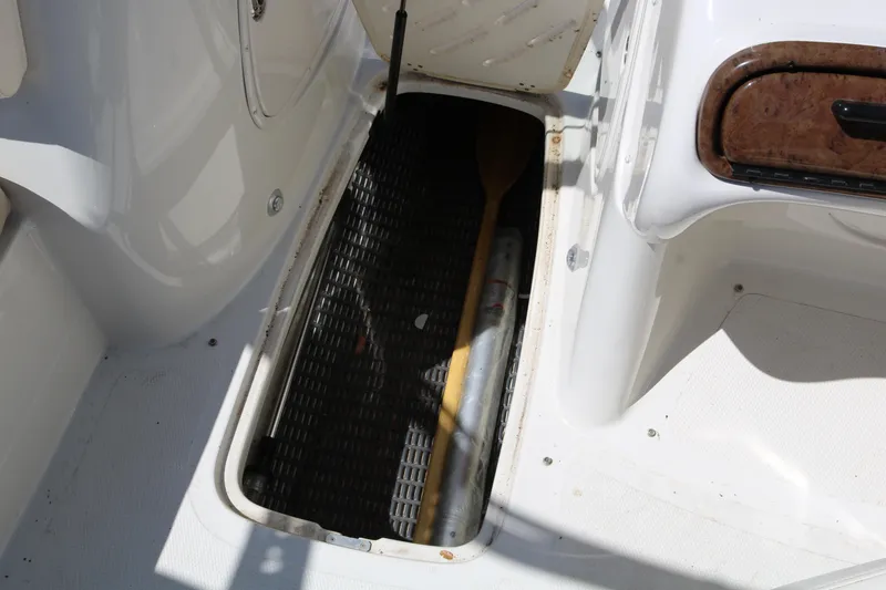 Slide: The Image of 2007 Tahoe Q6 SF boat storage compartment with paddle. - 32