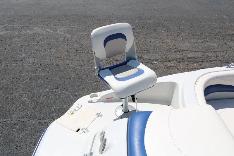 Slide: The Image of 2007 Tahoe Q6 SF boat with blue and white seating. - 40