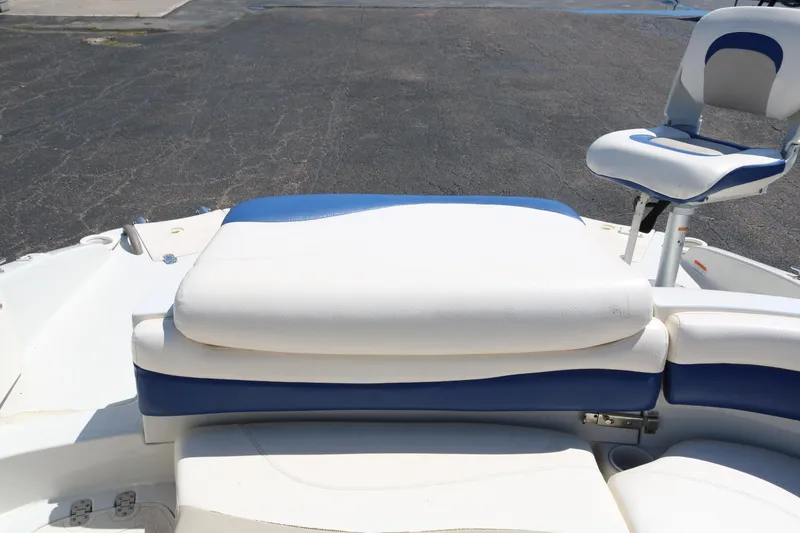 Slide: The Image of 2007 Tahoe Q6 SF boat with white and blue cushioned seating. - 43