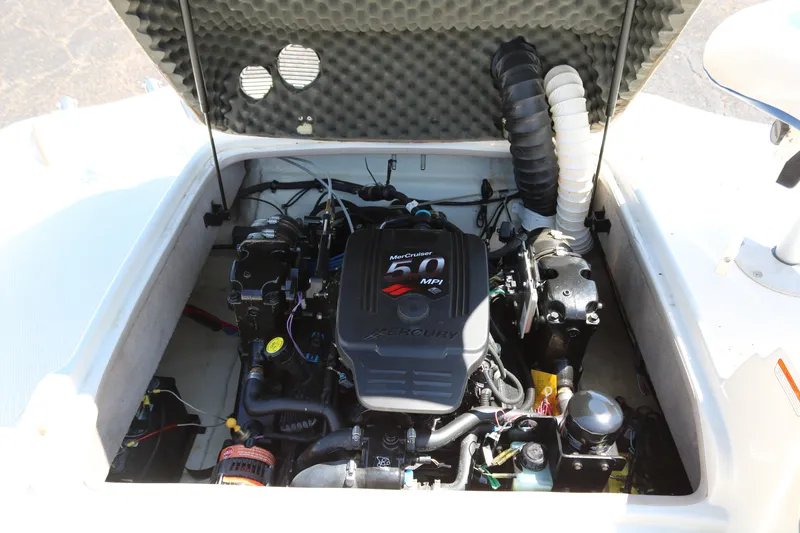Slide: The Image of 2007 Tahoe Q6 SF boat engine compartment with MerCruiser 5.0 MPI engine. - 44