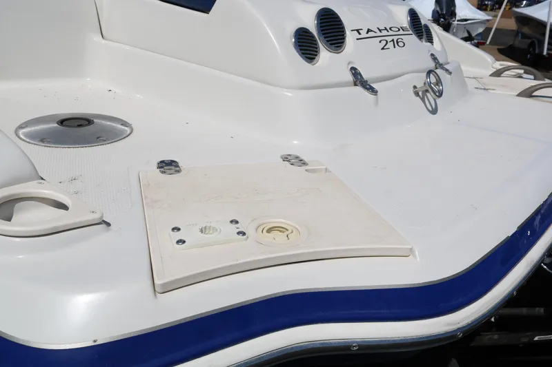 Slide: The Image of 2007 Tahoe Q6 SF boat deck with storage compartment and fixtures. - 47
