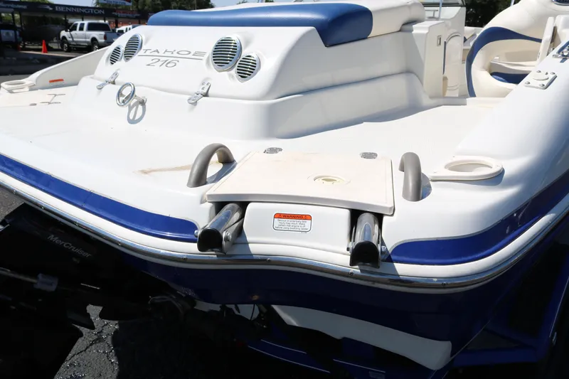 Slide: The Image of 2007 Tahoe Q6 SF boat stern with swim platform and ladder. - 9