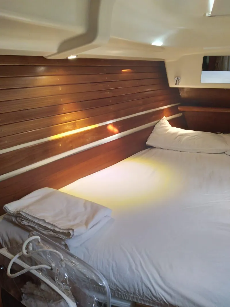 Slide: The Image of Interior of Jeanneau Sun Odyssey 40.3 yacht, 2005 model. - 18