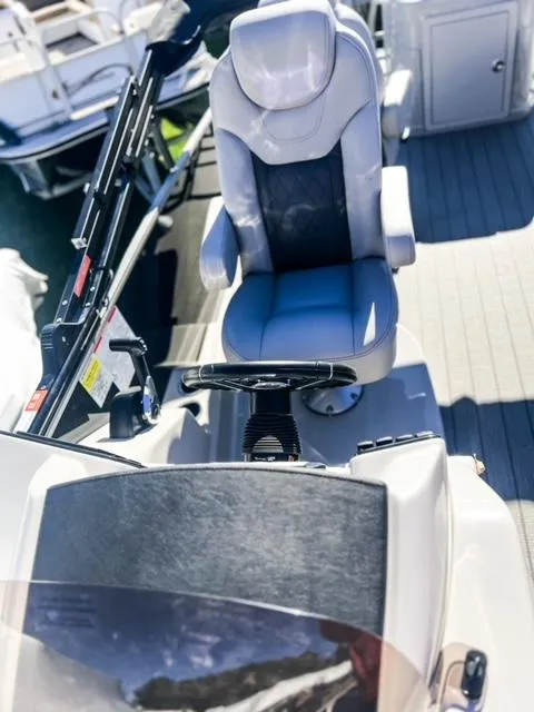 Slide: The Image of Captain's chair and helm of 2024 Starcraft CX 23 FD boat. - 9