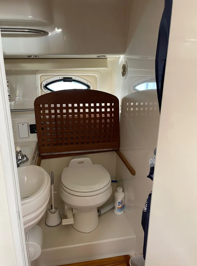 Slide: The Image of 2006 Monterey 322 Cruiser bathroom with toilet and sink - 23