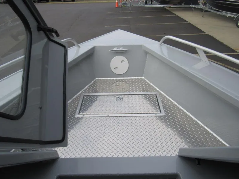 Slide: The Image of 2024 Hewescraft 220 OCEAN PRO HT FC boat interior with diamond plate flooring. - 16