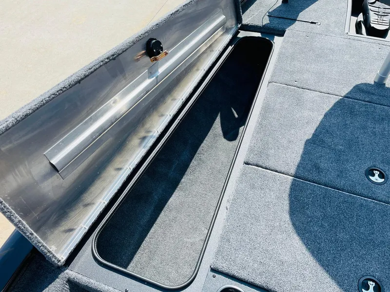 Slide: The Image of 2024 Tracker Pro Team 195 TXW Tournament Edition storage compartment. - 14