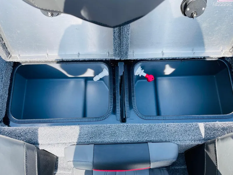 Slide: The Image of 2024 Tracker Pro Team 195 TXW Tournament Edition livewell compartments. - 39