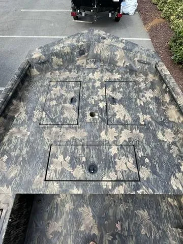 Slide: The Image of 2023 Crestliner 1760 Retriever Jon Deluxe boat with camo pattern. - 6