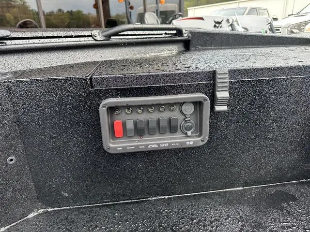 Slide: The Image of Avid 18 Commander 2025 - 18