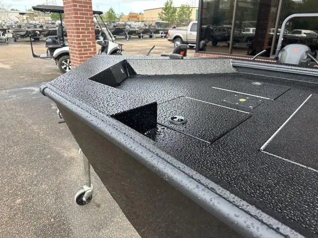 Slide: The Image of Avid 18 Commander 2025 - 30