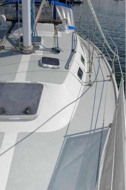 Slide: The Image of 1991 Catalina 36 sailboat deck with rigging and hatch. - 46