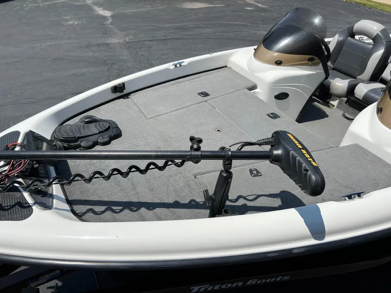 Slide: The Image of 2000 Triton TR170C fishing boat with trolling motor and seating. - 19