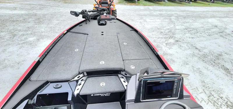 Slide: The Image of 2024 Ranger Z520R Ranger Cup Equipped boat with advanced dashboard and spacious deck. - 6