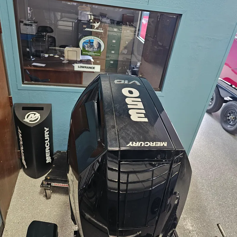 Slide: The Image of 2024 Regency 250 LE3 Sport with Mercury outboard motor in showroom - 39