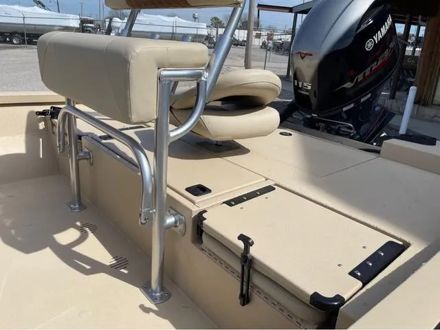 Slide: The Image of 2024 G3 Bay 18 GX boat interior with Yamaha 115 engine. - 8