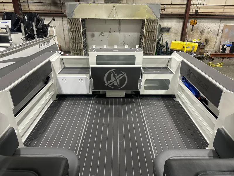 Slide: The Image of Twin Transom with upper and lower livewells - 18