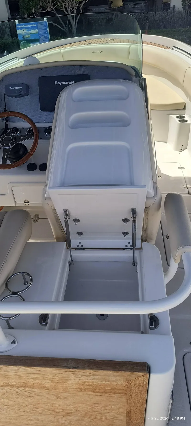 Slide: The Image of 2015 Chris-Craft Catalina 29 boat interior with helm and seating. - 21