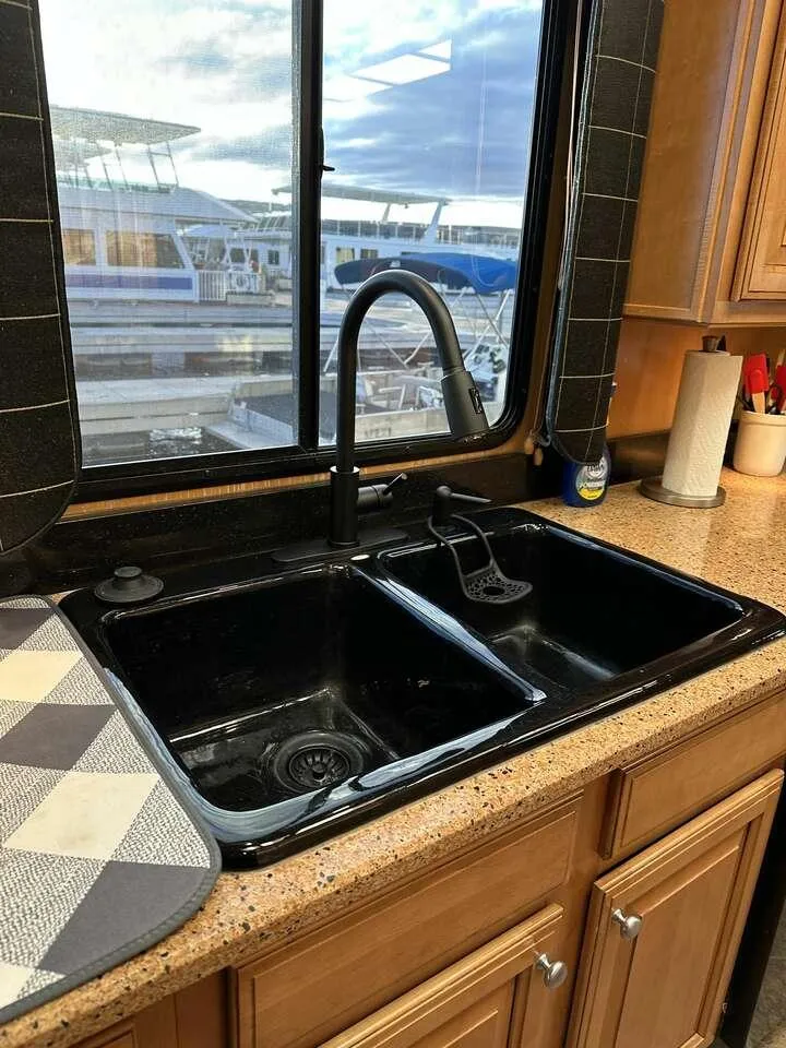 Slide: The Image of Kitchen sink with black double basin in a 2005 Sumerset Top Hat houseboat. - 11
