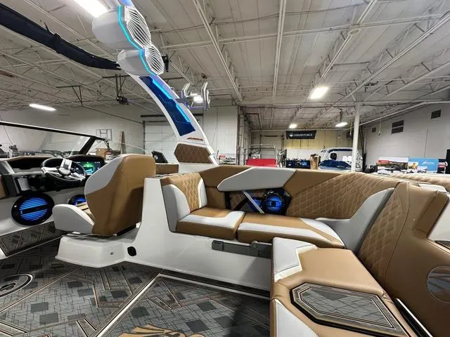 Slide: The Image of Tigé 24RZX 2024 - 10