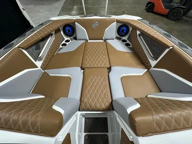 Slide: The Image of Tigé 24RZX 2024 - 14