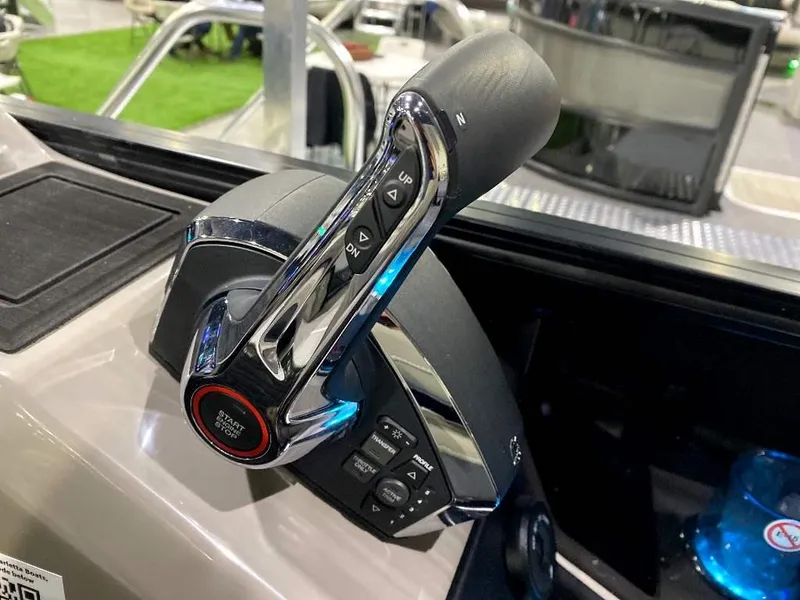 Slide: The Image of 2024 Barletta Corsa Ultra-Lounge 25UCA throttle control lever. - 23