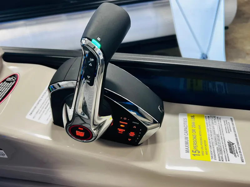 Slide: The Image of 2024 Harris FloteBote 250 Grand Mariner V10 400 throttle control. - 10