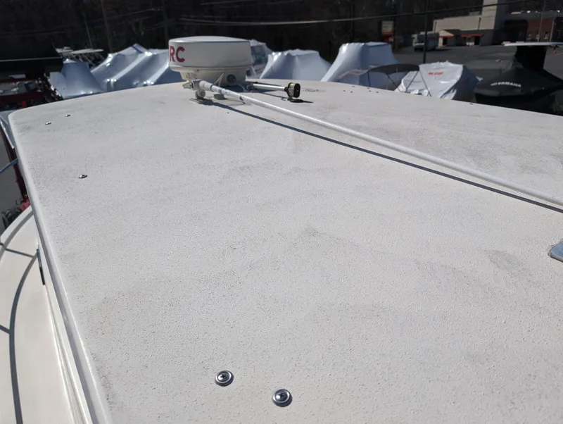 Slide: The Image of 1999 Parker 2510 Walkaround boat deck with radar and antenna. - 33
