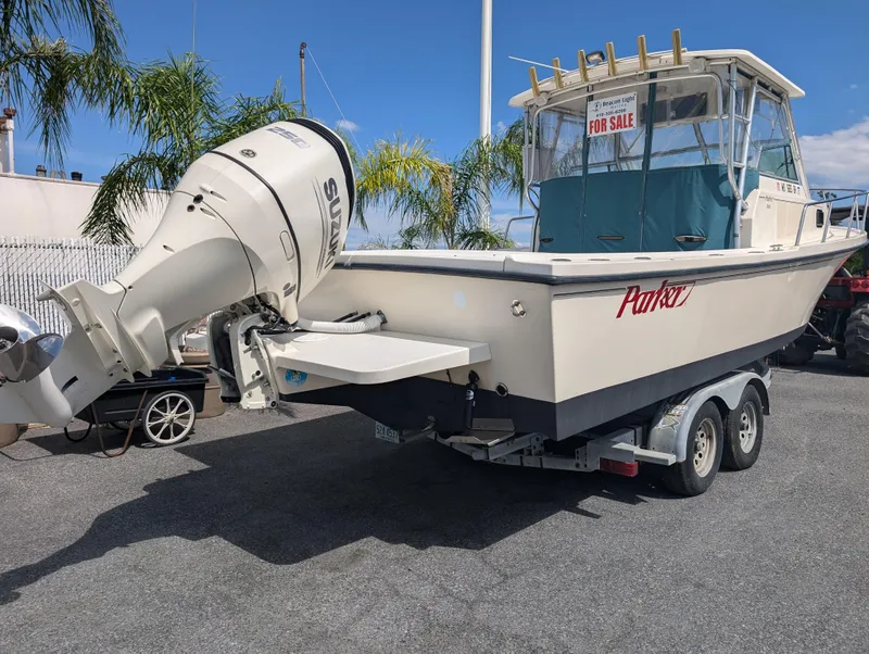 Slide: The Image of 1999 Parker 2510 Walkaround boat with Suzuki outboard motor for sale. - 7