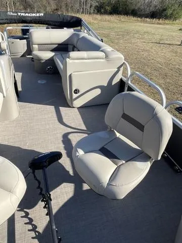 Slide: The Image of Sun Tracker SportFish 20 DLX 2023 - 7